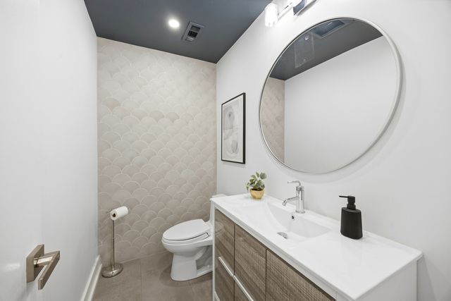 2436 N Surrey Court, Chicago, IL 60614