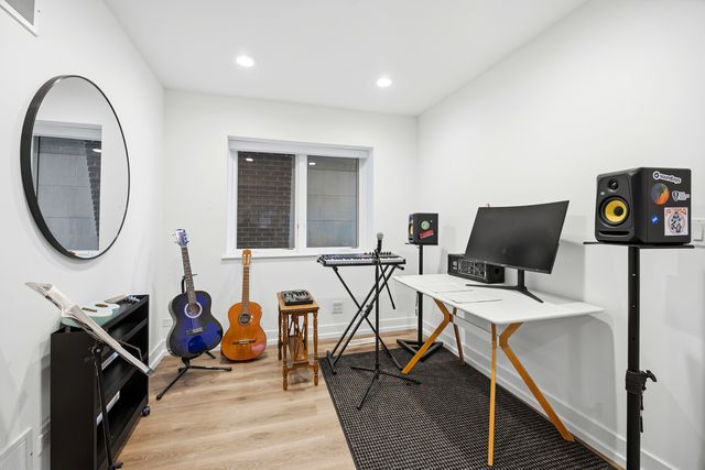 2436 N Surrey Court, Chicago, IL 60614