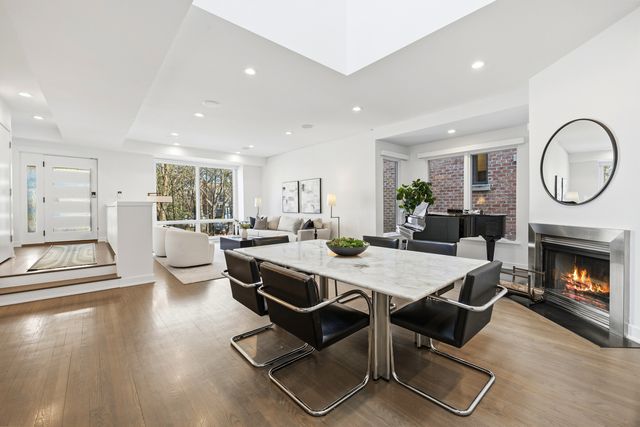 2436 N Surrey Court, Chicago, IL 60614