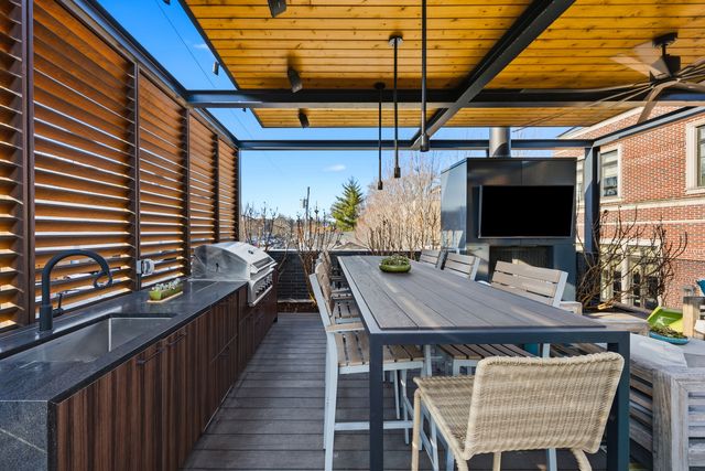 2436 N Surrey Court, Chicago, IL 60614