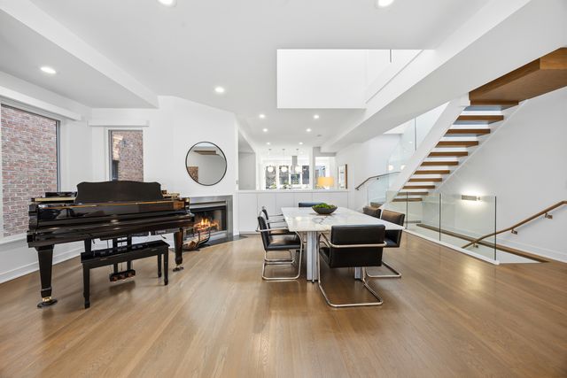 2436 N Surrey Court, Chicago, IL 60614