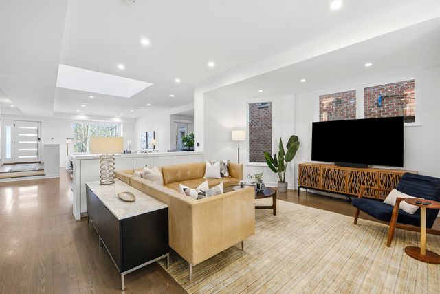 2436 N Surrey Court, Chicago, IL 60614