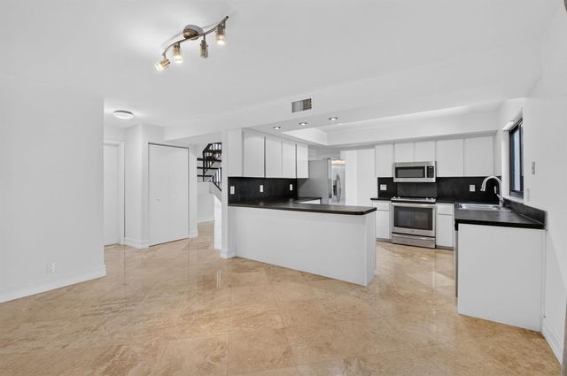 21661 Casa Monte Court, Boca Raton, FL 33433