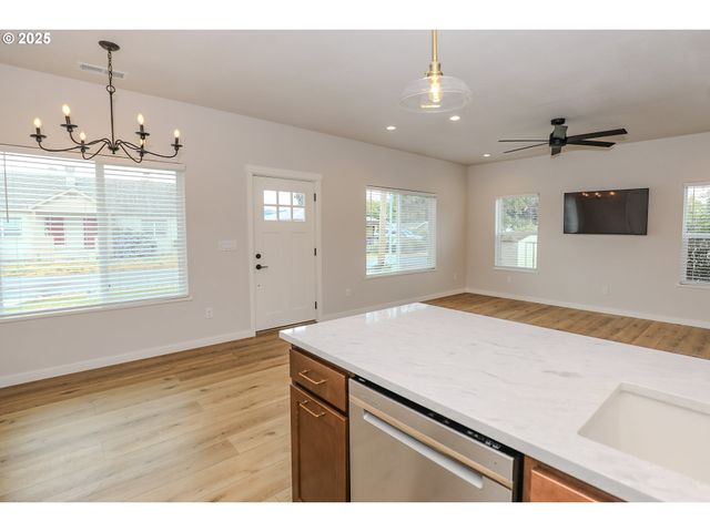 437 W FAIR St, Roseburg, OR 97471