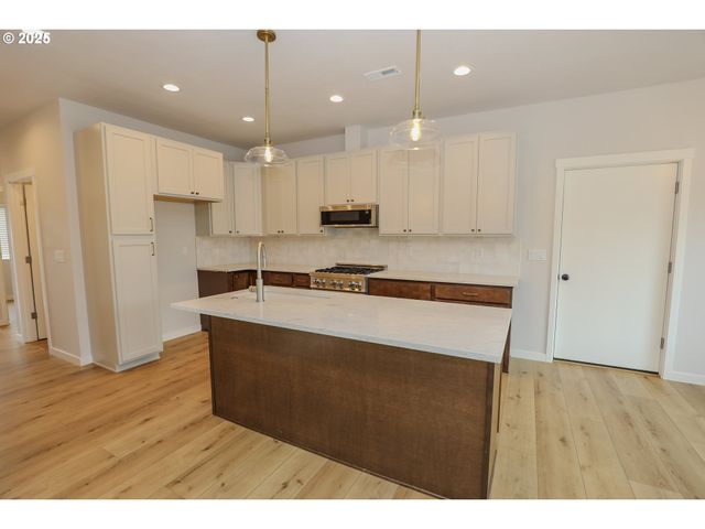437 W FAIR St, Roseburg, OR 97471