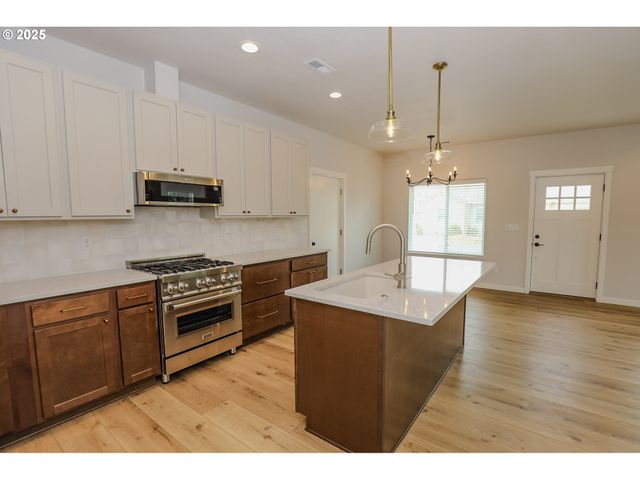 437 W FAIR St, Roseburg, OR 97471
