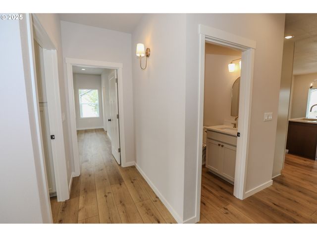 437 W FAIR St, Roseburg, OR 97471
