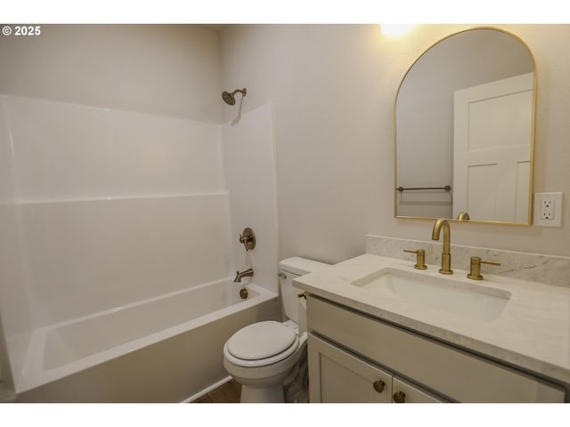 437 W FAIR St, Roseburg, OR 97471