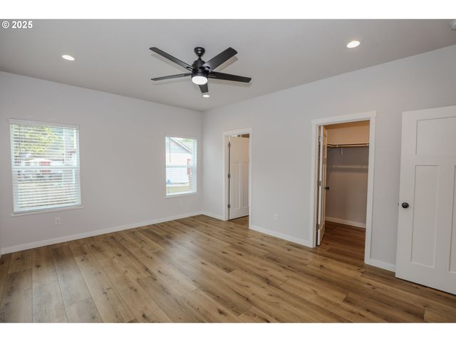 437 W FAIR St, Roseburg, OR 97471