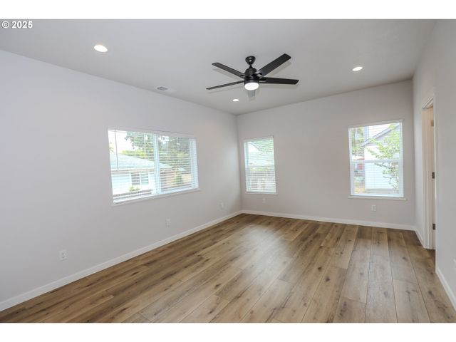 437 W FAIR St, Roseburg, OR 97471
