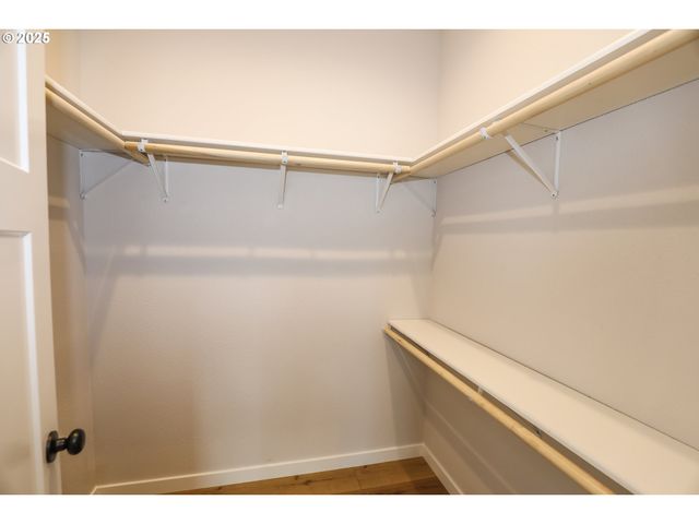 437 W FAIR St, Roseburg, OR 97471