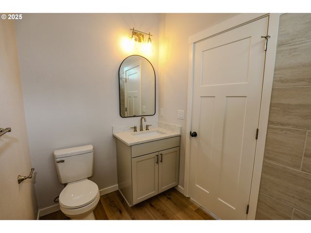 437 W FAIR St, Roseburg, OR 97471