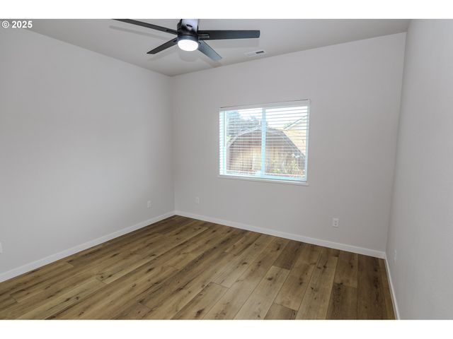 437 W FAIR St, Roseburg, OR 97471