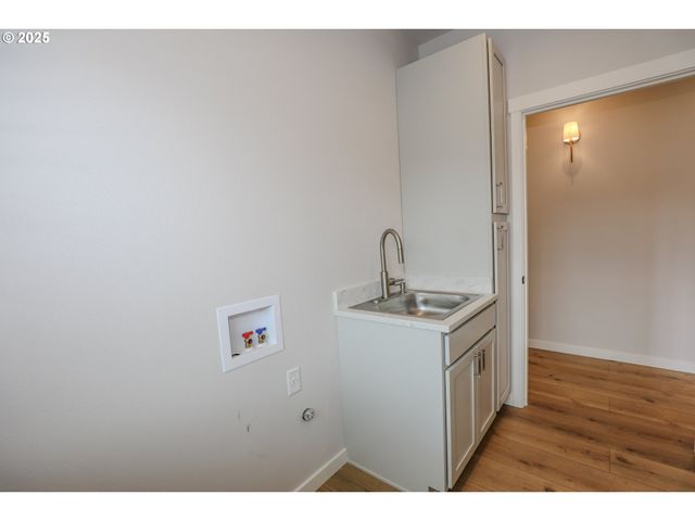 437 W FAIR St, Roseburg, OR 97471