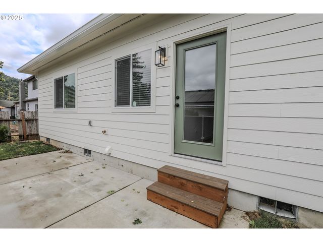 437 W FAIR St, Roseburg, OR 97471