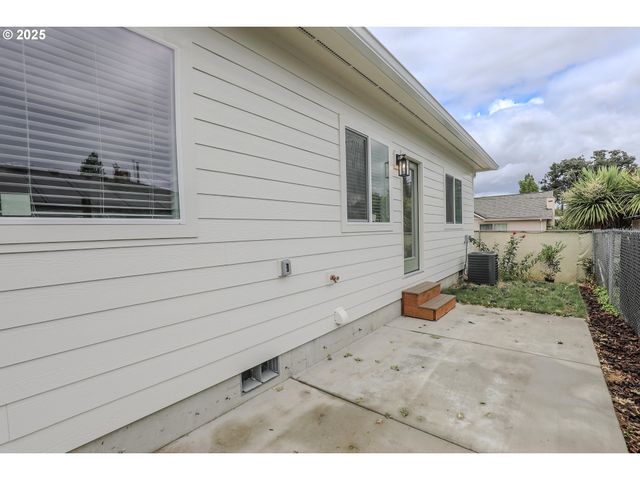 437 W FAIR St, Roseburg, OR 97471