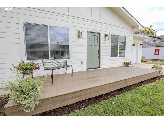 437 W FAIR St, Roseburg, OR 97471