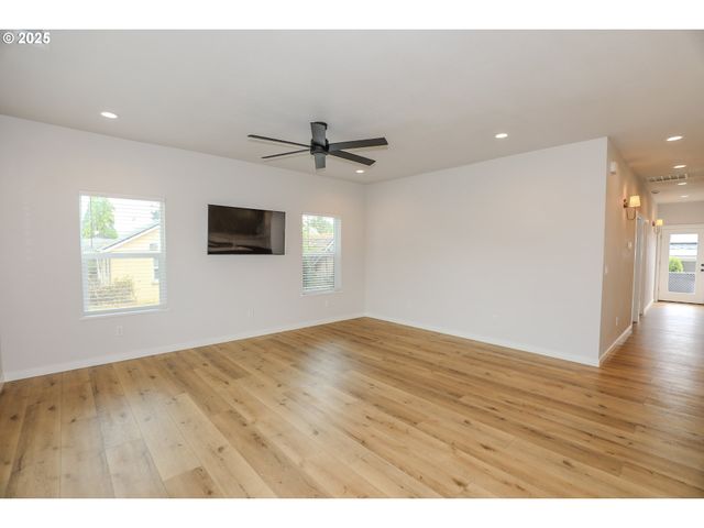 437 W FAIR St, Roseburg, OR 97471