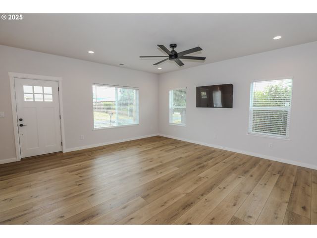 437 W FAIR St, Roseburg, OR 97471