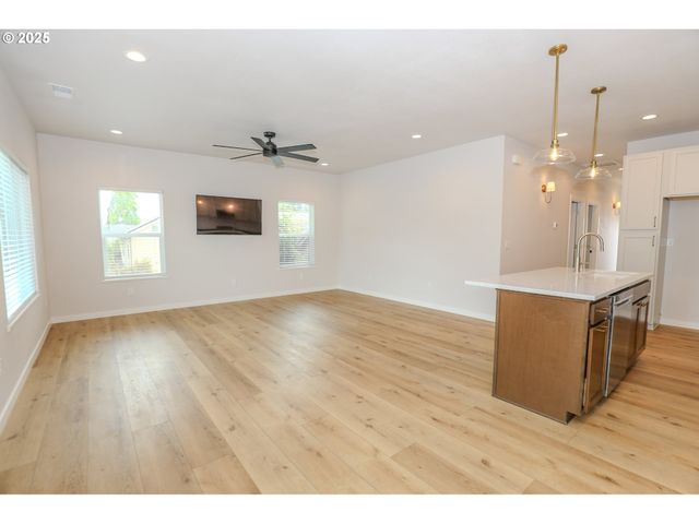 437 W FAIR St, Roseburg, OR 97471