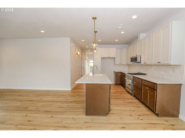 437 W FAIR St, Roseburg, OR 97471