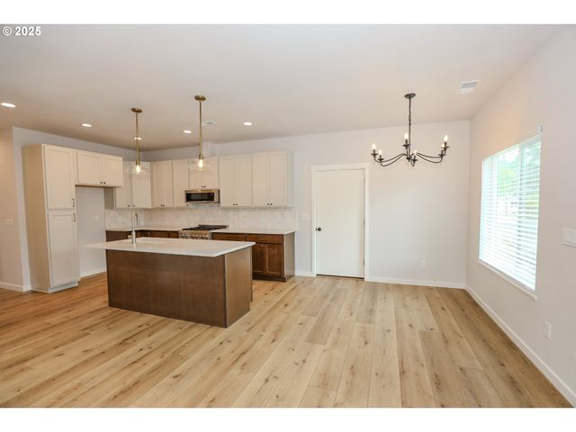 437 W FAIR St, Roseburg, OR 97471