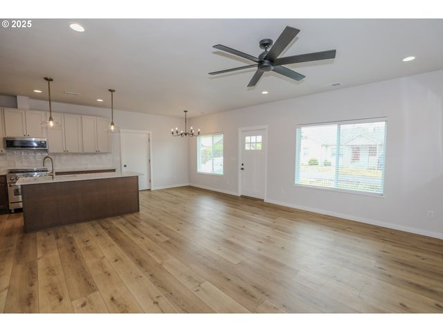 437 W FAIR St, Roseburg, OR 97471