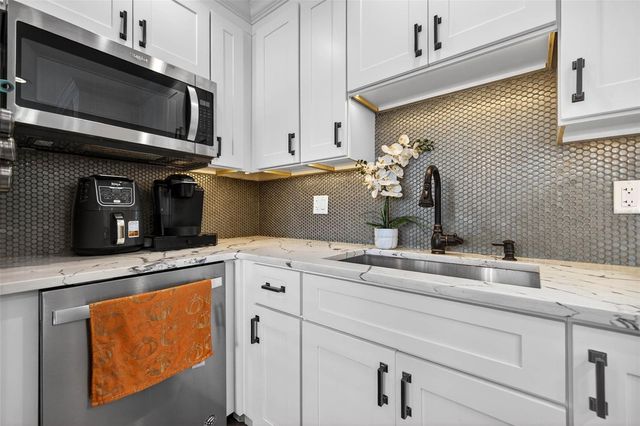 1090 77TH AVENUE N, St Petersburg, FL 33702