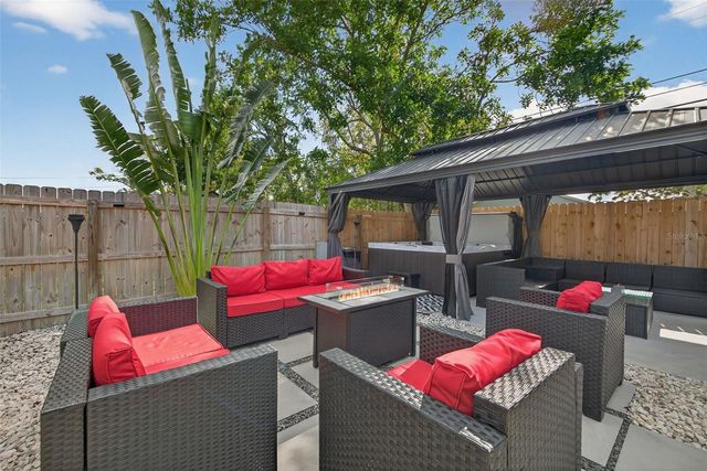 1090 77TH AVENUE N, St Petersburg, FL 33702