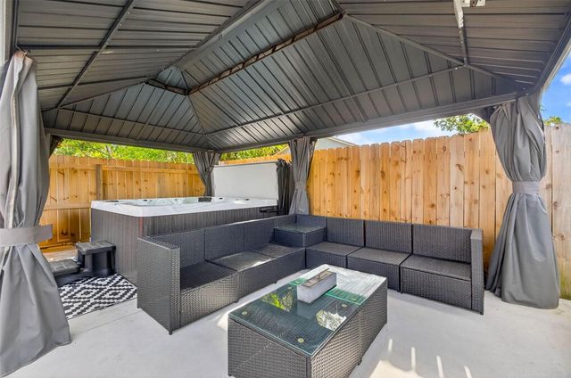 1090 77TH AVENUE N, St Petersburg, FL 33702