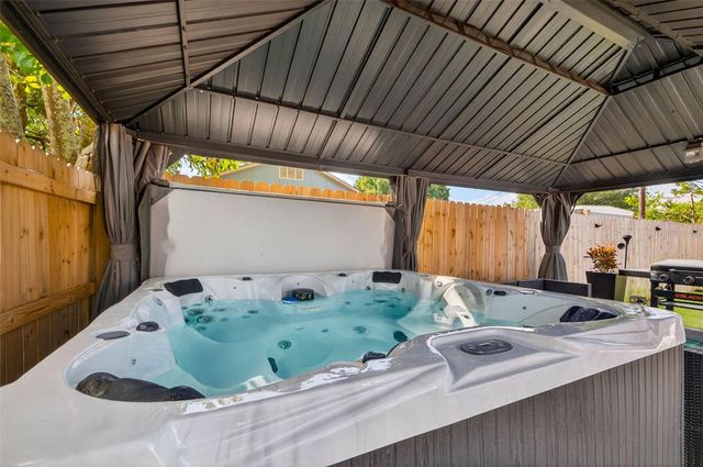 1090 77TH AVENUE N, St Petersburg, FL 33702