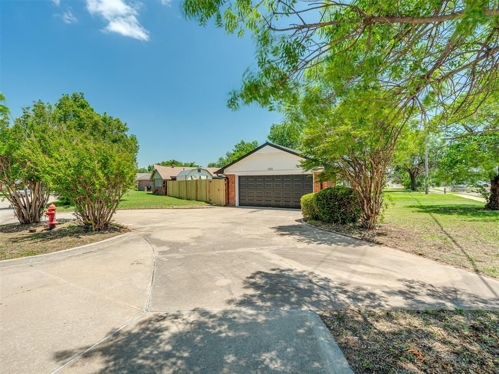 Image 4 of property listing at 100 Olympic Drive, Moore, OK 73160
