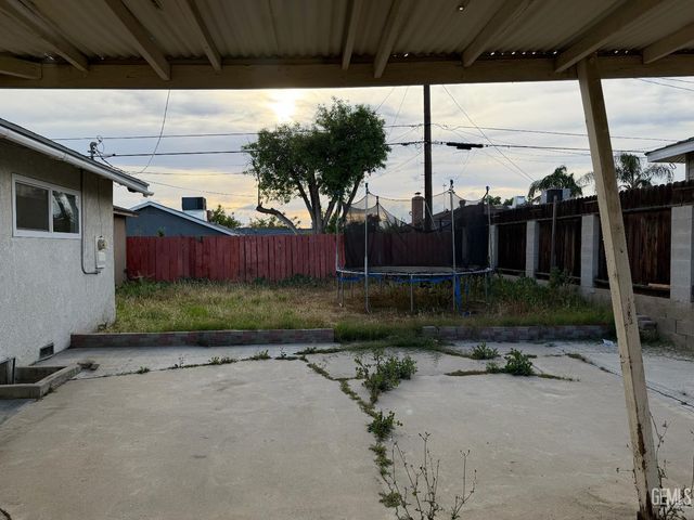 2208 Valencia Drive, Bakersfield, CA 93306