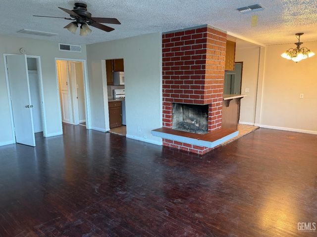 2208 Valencia Drive, Bakersfield, CA 93306