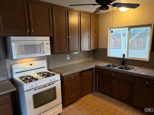 2208 Valencia Drive, Bakersfield, CA 93306