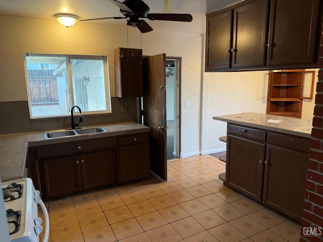 2208 Valencia Drive, Bakersfield, CA 93306