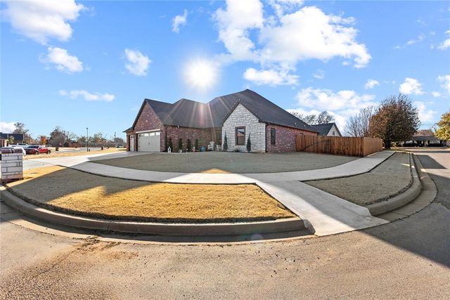 1217 Crimson Drive, Weatherford, OK 73096