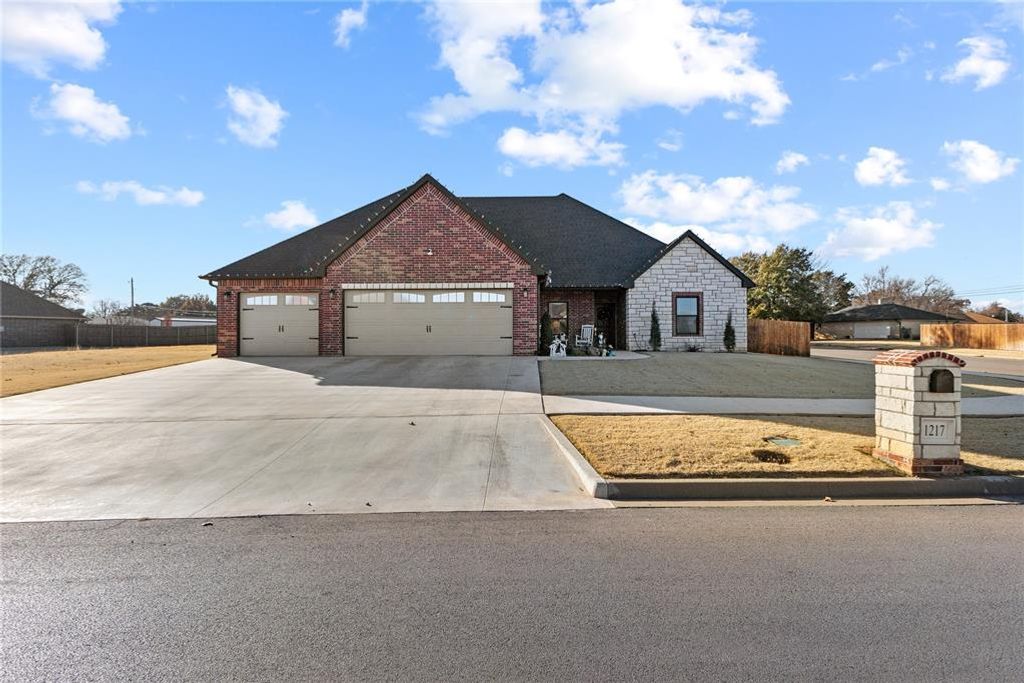 1217 Crimson Drive, Weatherford, OK 73096