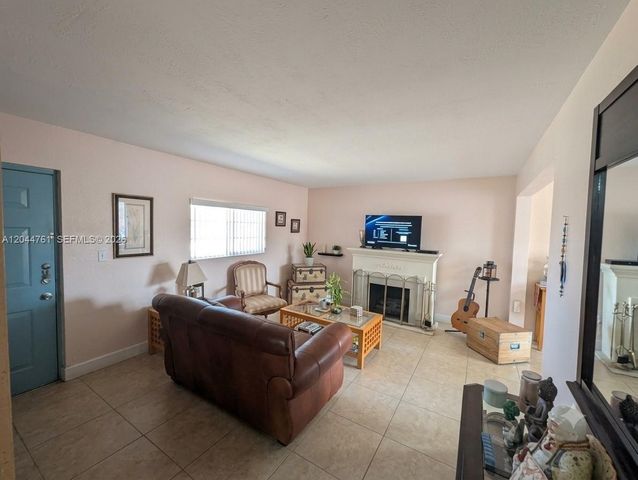 21 E 3rd St 205, Hialeah, FL 33010