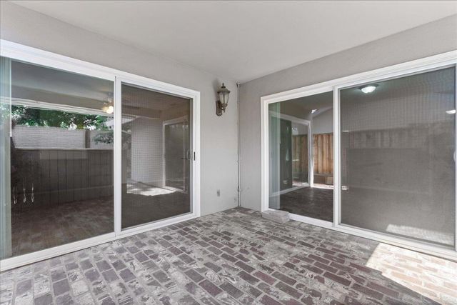 9648 Linda Rio Dr, Sacramento, CA 95827