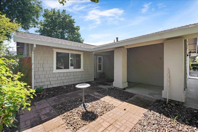 9648 Linda Rio Dr, Sacramento, CA 95827