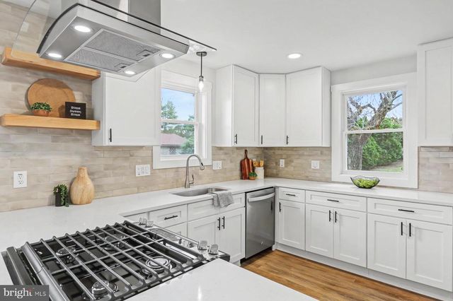 2050 GRAYSTONE RD, East Petersburg, PA 17520