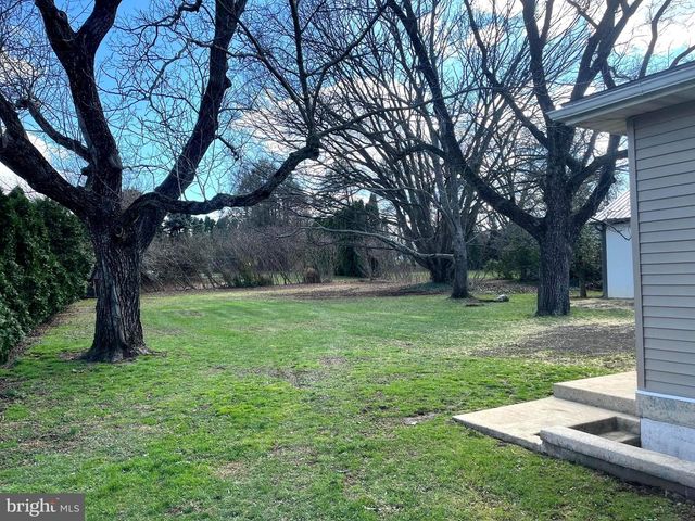 2050 GRAYSTONE RD, East Petersburg, PA 17520