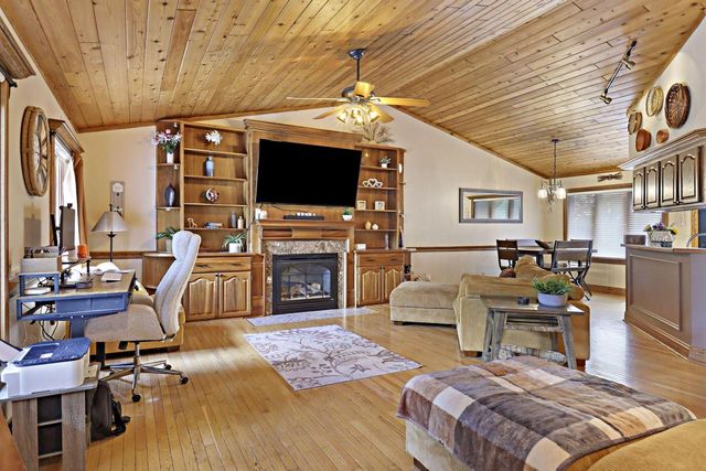 645 W Estate COURT, Elkhorn, WI 53121