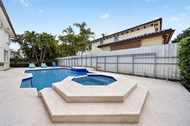 8560 NW 164th St, Miami Lakes, FL 33016