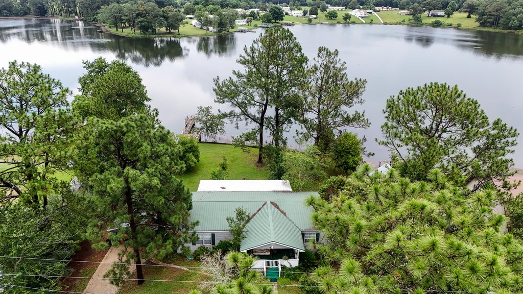 757 Paradise Island Drive, Defuniak Springs, FL 32433