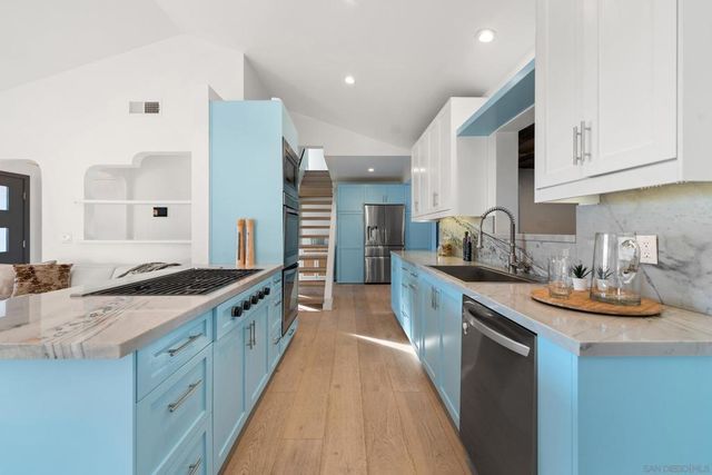 3306 Donna Dr, Carlsbad, CA 92008