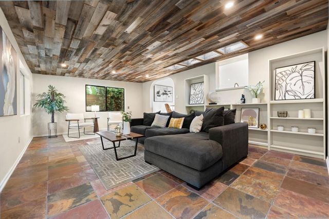 3306 Donna Dr, Carlsbad, CA 92008