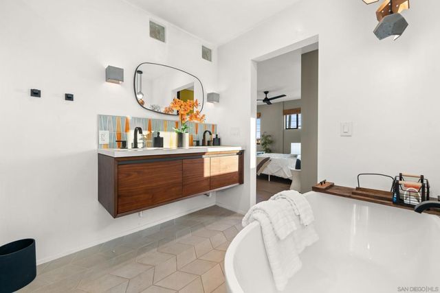 3306 Donna Dr, Carlsbad, CA 92008