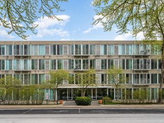 2555 Gross Point Road 202, Evanston, IL 60201